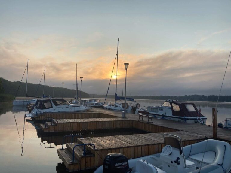 Świąteczny Relaks na Mazurach – Magiczne Boże Narodzenie w Ośrodku TVP Sarnówek